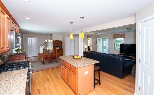 8 Evans Ave, Plaistow NH  03865-2909 exterior