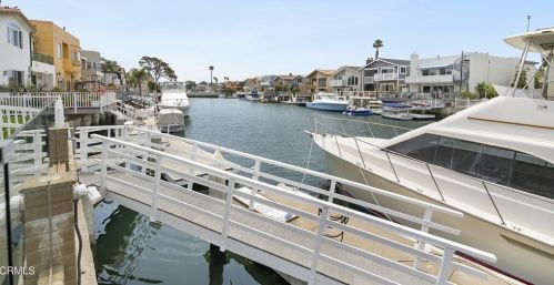 2231 Victoria Ave, Oxnard CA  93035-2930 exterior