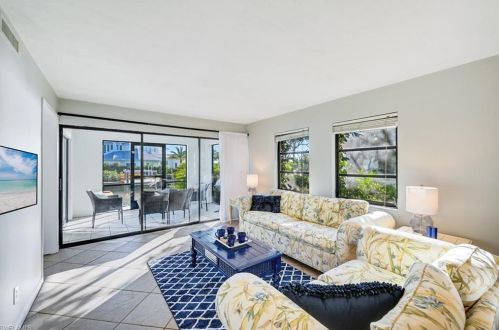 1330 Chesapeake Ave, Naples FL  34102-0509 exterior