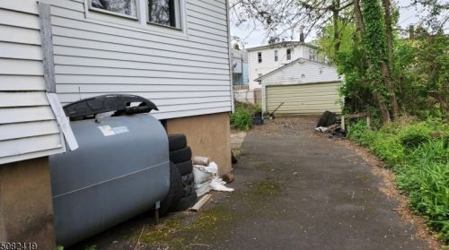 560 Hillcrest St, Teaneck, NJ 07666-1628