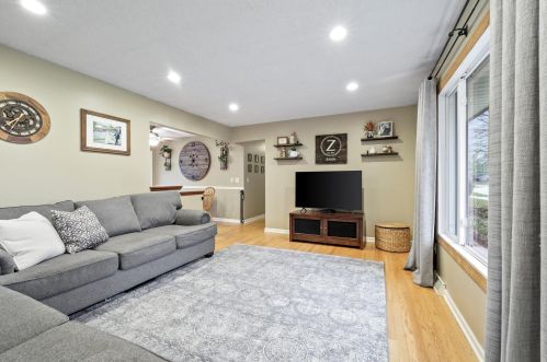 1522 Chestnut Ln, Waukesha, WI 53189-7306