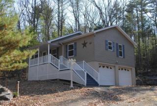 186 Water View Dr, Hawley, PA 18428-7837