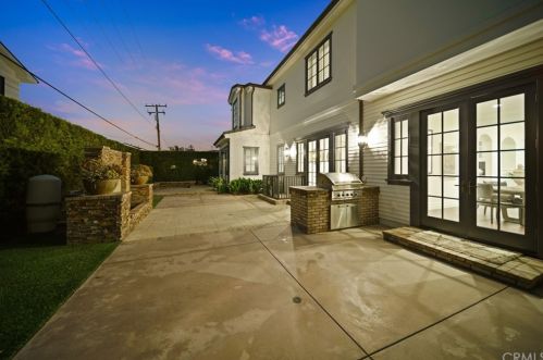920 Kings Rd, Newport Beach CA  92663-5718 exterior