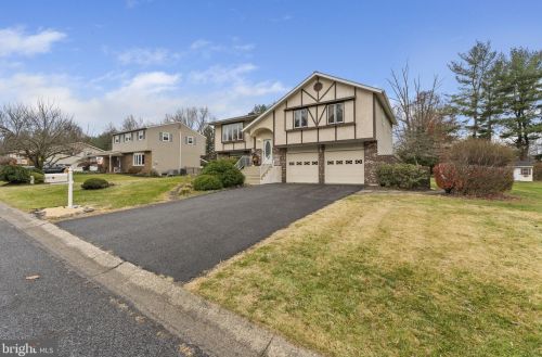 140 Hillside Dr, Coopersburg, PA 18036-1325