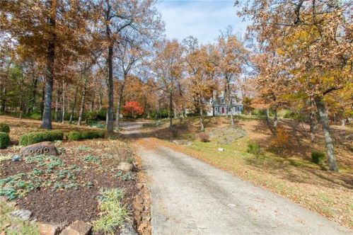 2210 Manor Dr, Fayetteville, AR 72701-2640