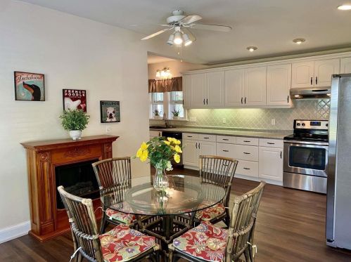 7 Harvey Rd, Londonderry NH  03053-7412 exterior