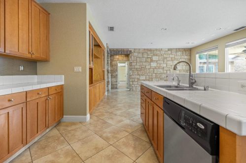 576 Bramblewood Ave, Lathrop CA 95330-9370 exterior