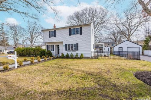 49 Ridgeway Blvd, Bayshore, NY 11706-6331