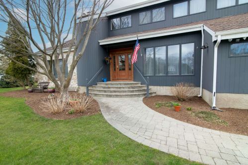 143 Gnarled Hollow Rd, Strongs Neck, NY 11733-1955