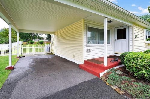 57 Keeney St, Manchester CT 06040-6426 exterior