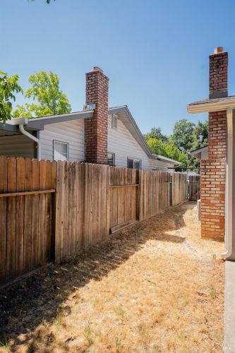 525 Oak Manor Dr, Ukiah CA  95482-5121 exterior