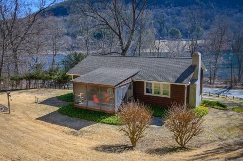 76 Kent Rd, Kent CT  06757-1404 exterior