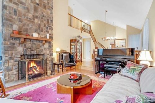 97 Suleski Ct, Mahwah NJ  07430-2961 exterior