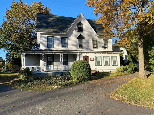 10 Saber Ln, San Remo, NY 11754-2828