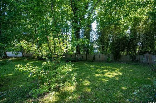32 Woodlawn Ave, Oakdale, NY 11769-1122