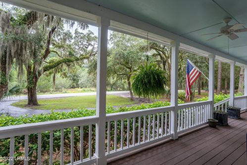 8 Dolphin Point Dr, Beaufort, SC 29907-1711