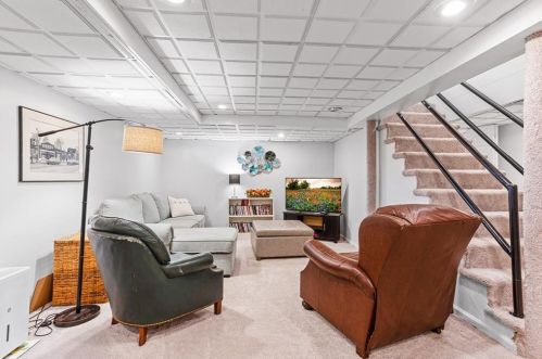 42 Pelham Pkwy, North Providence RI  02911-2915 exterior