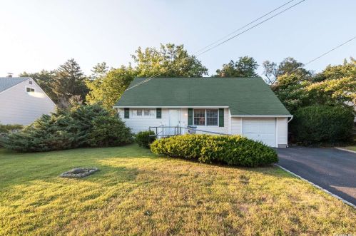 41 Lakeland St, Bayshore, NY 11706-2623