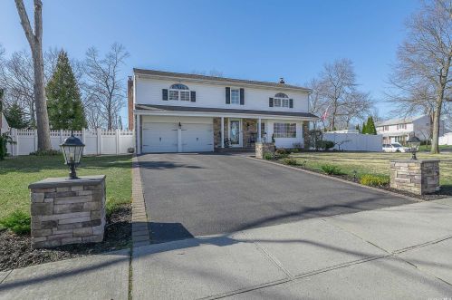 2 Kristi Ln, Lake Grove, NY 11755-2516