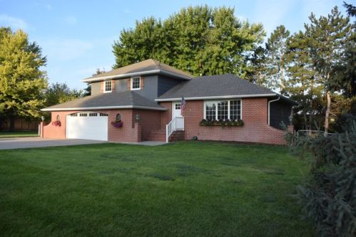 5530 Saddlehorse Dr, Kearney, NE 68847-4714