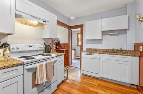 2 St, Peabody MA 01960-6121 exterior