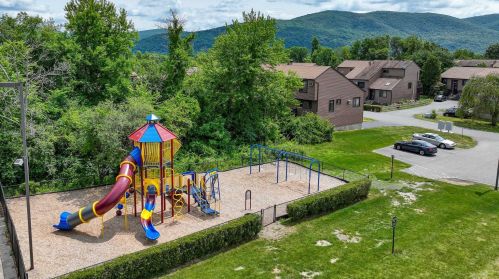 20 Hemlock Ct, Fishkill NY  12524-2618 exterior