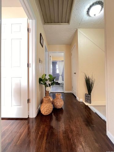 11 Ida Ln, Babylon NY  11703-1419 exterior