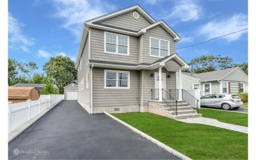 2472 Cedar St, Seaford, NY 11783-2945