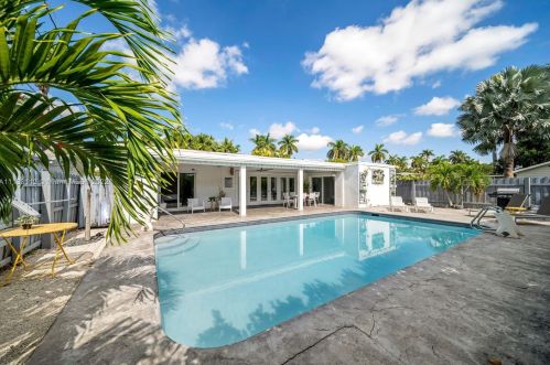 909 13th Ct, Hollywood FL  33019-3106 exterior