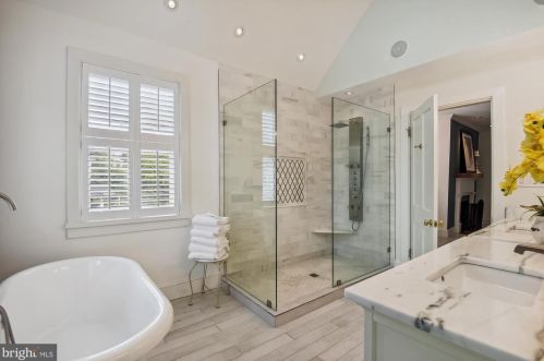 19 Cornwall St, Leesburg VA 20176-2701 exterior