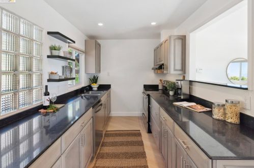 8017 Crest Ave, Oakland CA  94605-3611 exterior