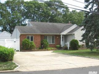 31 Berard Blvd, Oakdale, NY 11769-1701