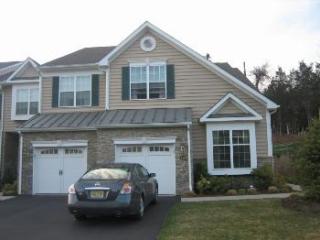 785 Huntington Dr, Fishkill, NY 12524-4913