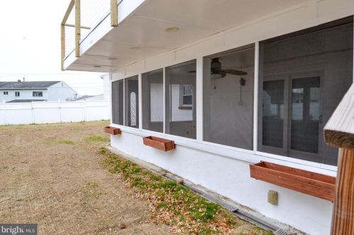 4 Guenever Dr, New Castle DE  19720-2923 exterior