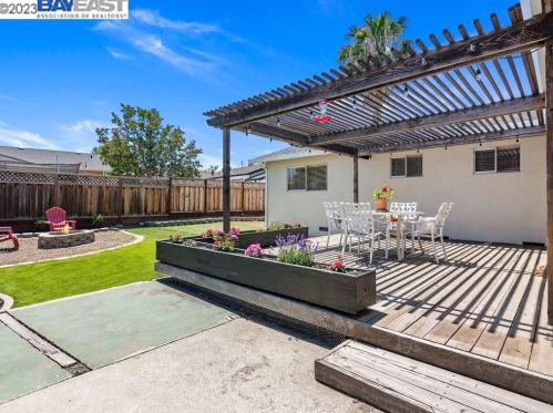 3825 Harbor St, West Pittsburg CA  94565-6106 exterior