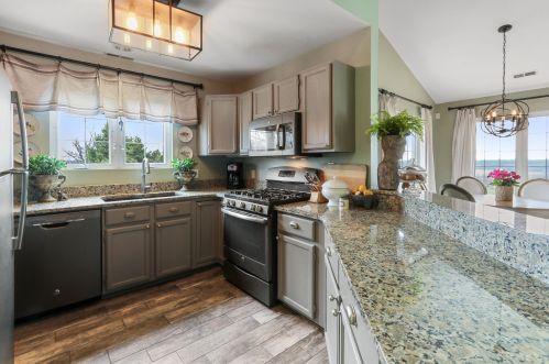 1121 Lakeland Ln, Lake Geneva, WI 53147-5022