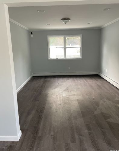 8 Harmony Ln, Westbury NY  11590-6517 exterior