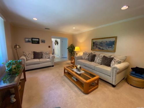 18 Stonehurst Ln, Huntington Station NY  11746-7932 exterior