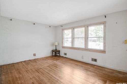 812 Larkfield Rd, Elwood NY  11731-6503 exterior