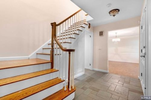 824 Norgate Dr, Ridgewood NJ 07450-2118 exterior