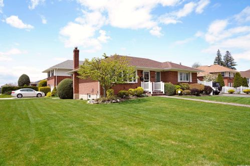 3918 Berger Ave, Bethpage, NY 11714-5002