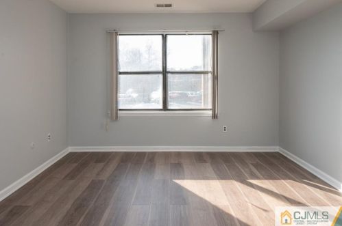 109 Sharon Garden Ct, Woodbridge NJ  07095-4308 exterior