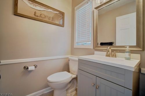 1 Pinewood Ct, Flemington NJ 08822-4909 exterior