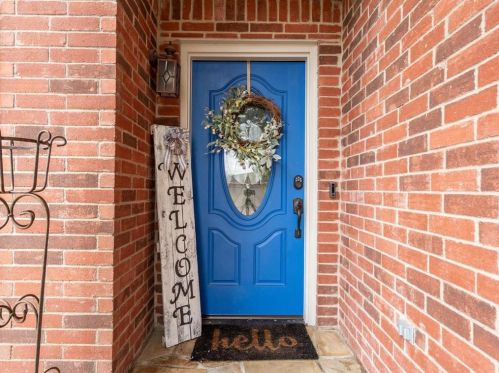 8725 Hunters Creek Dr, Fort Worth, TX 76123-2547