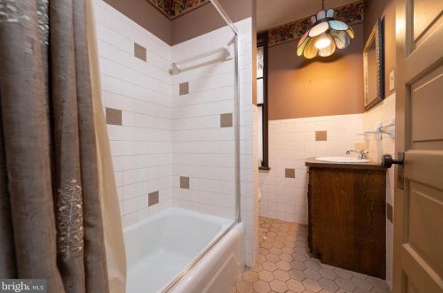 311 Walnut St, Lemoyne PA  17043-1647 exterior
