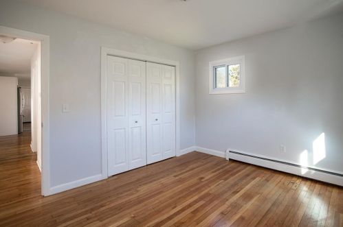 140 Montgomery St, Tiverton RI  02878-2423 exterior