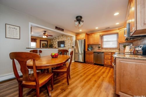 372 5 St, North Lindenhurst NY 11757-1149 exterior