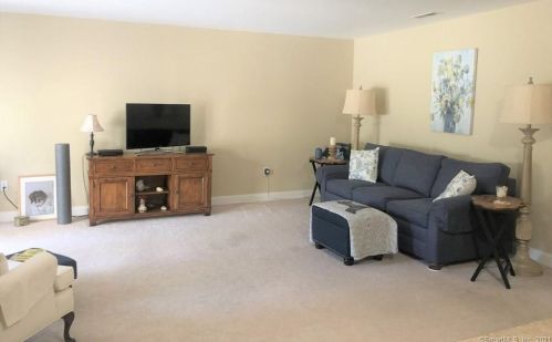8 Cottonwood Ln, Ridgefield, CT 06877-3305