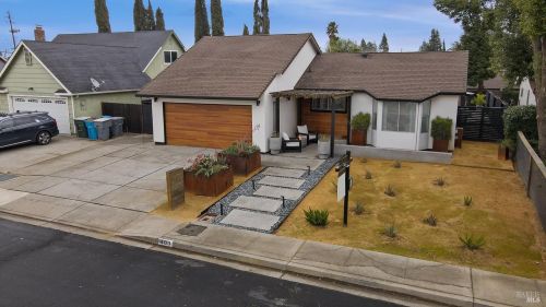403 Temple Dr, Vacaville CA  95687-5146 exterior