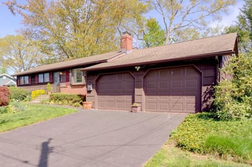 11 Caroline Dr, Milford, CT 06461-2715